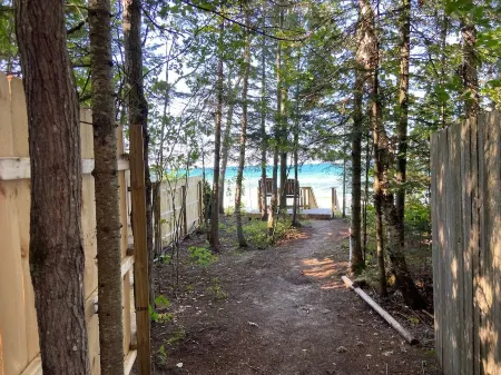 Gorgeous Remodeled 4Bed/2Bath Retreat with Private Trail to Lake Superior Beach!