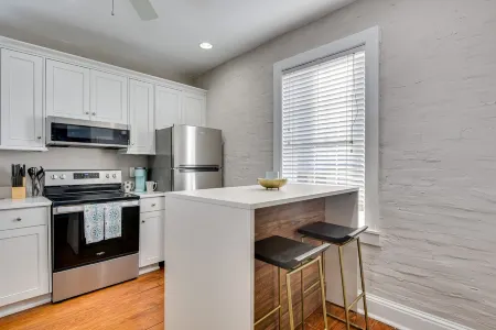 Stovall #6 | Comfy 1-bedroom minutes away from Augusta's gems! Отели рядом с достопримечательностью «Медоу Гарден»