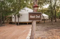 Hoot Owl Yurt/Cold A/C! Hot Tub/Medina River/Close to Downtown/RiverYurtVillage - シャレー