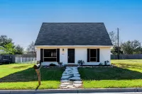 Beautiful Remodeled Home 4 minutes from Kyle Field! Hotels near Wolf Pen Creek Park