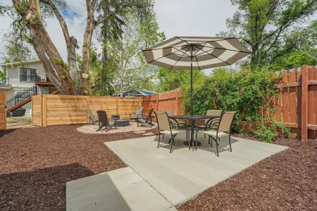 The Hive Downtown: ☀️Hot Tub +🍷Patio + 🔥Fire pit