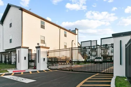 Contemporary 3bds near NYC / EWR with free parking