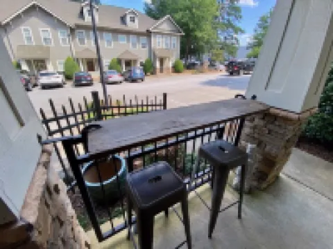 West End Townhouse steps from Main St & Falls Park, Shopping, Dining, Stadium