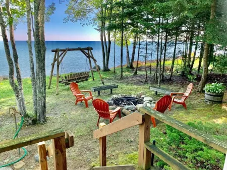 Summer Getaway on Lake Huron Отели в г. Benton Township