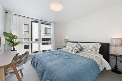 Cheerful 3-bedroom New Townhouse near UW/Seattle Children's with Free Parking Hotel dekat Calvary Cemetery