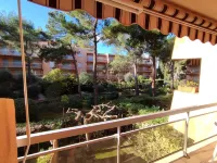 Air-Conditioned Apartment 3 Minutes' Walk from the Beach and Shops