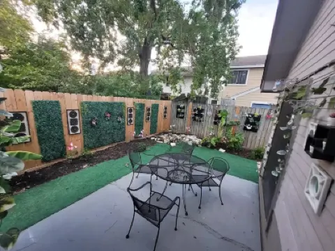 The Sleek Escape * Zen Courtyard * Artsy Backyard * Close to City & Attractions Hotels near George Bush Park