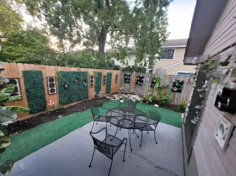 The Sleek Escape * Zen Courtyard * Artsy Backyard * Close to City & Attractions Отели рядом с достопримечательностью «Маркет сквер эт Элдридж»