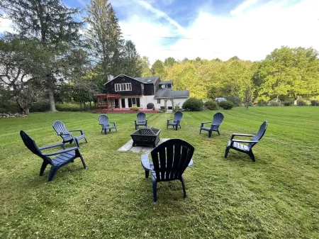 Modern Rustic 5 Bedroom Home In the Foothills of the Catskills Mountains. 5 ⭐️