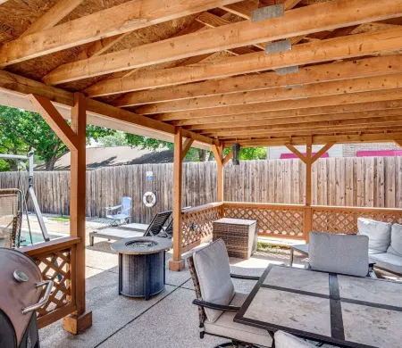 5-Bedroom House with a Private Pool Near Stadium and DFW