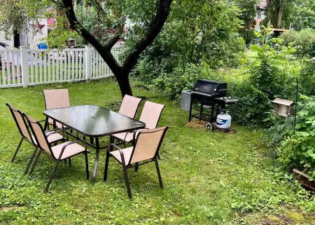 Classic Boutique Farmhouse - Walk to Town - Historic Charm Отели в г. Довер