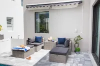 THE LOUNGE. Heated Pool! 10 Minutes to 5th Ave and Beach!