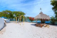 Tranquil Top Floor Condo w/ Ocean Views close to Attractions in the Upper Keys