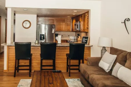 Just Listed! Mountain views, 5 min walk to lifts, 2-bedroom condo in Keystone