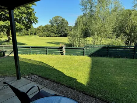 4 Star Luxury Ground Floor apartment, quiet with 2 car covered parking Отели рядом с достопримечательностью «The Inspire Arena»