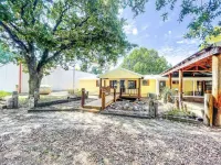 Waterfront home on Eufaula - WHITE SANDY BEACHES and amazing outdoor patio/bar!
