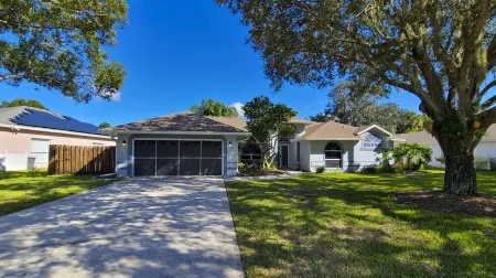 Heated pool, lakeview, double king size, 4 bedrooms, 6 beds, 2 bath, sleep 12