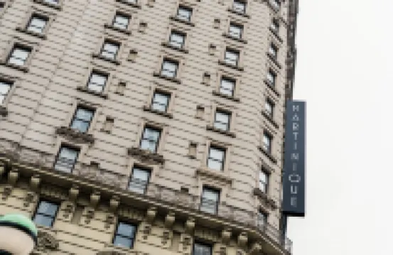 มาร์ตีนีก นิวยอร์ก ออน บรอดเวย์ คิวริโอ คอลเลกชั่น บาย ฮิลตัน โรงแรมใกล้จุดชมวิวหลัก ชั้น 86 ตึกเอ็มไพร์สเตต