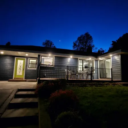 Harbour View Getaway- unique, fully renovated 1 block from the lake!