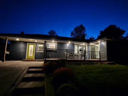 Harbour View Getaway- unique, fully renovated 1 block from the lake!