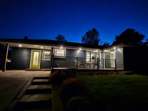 Harbour View Getaway- unique, fully renovated 1 block from the lake!