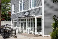Midtown Modern - an urban condo walkable to restaurants, shopping, and the bay