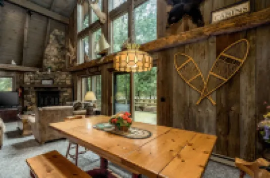 Rustic, cozy log home vacation retreat near Sister Bay.