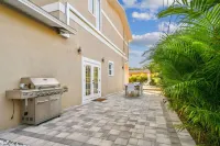 Clearwater Villa 6 Br, Heated Pool,  Mini Golf,  4K Projector Lounge Theatre - Villas