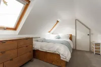 Rose Cottage, Burley. Beautiful location in New Forest. Dog friendly, sleeps 12