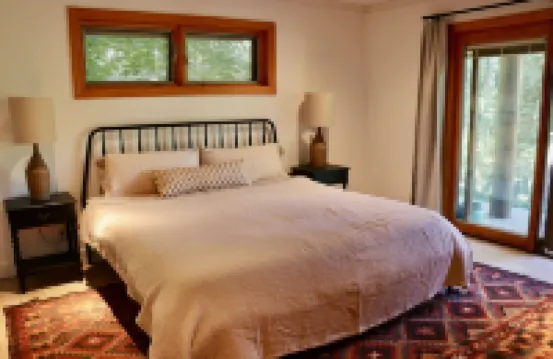 Lux, creekfront 8-acre retreat with hot tub