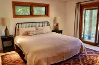 Lux, creekfront 8-acre retreat with hot tub