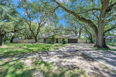 One level home on acreage with privacy Hotels near Lettuce Lake Park