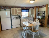 SPRING GETAWAY! Comfortable 2BR cozy cottage just a few steps from Sandusky Bay!
