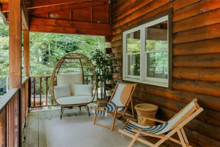 Swan Lake Lakefront Cozy Modern Home w/ cabana, central air, kids room.