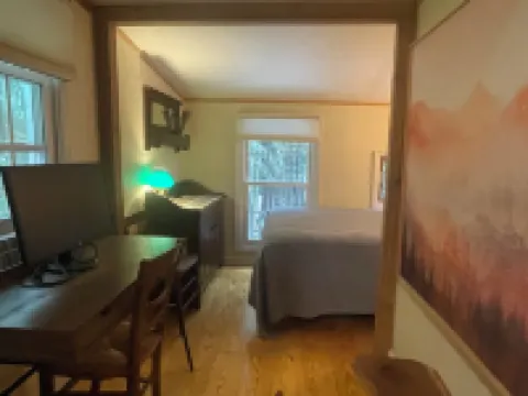 East Hampton/Springs Cottage- minutes walk to sea