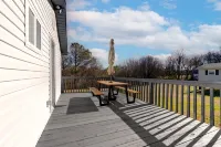 Chic and cozy home near the hospital: 3 comfy rooms, TVs, stylish amenities.