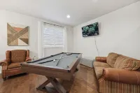 Centrally located Home near MCR, Blue Arena, I-25, RMNP easy access, Pool Table!