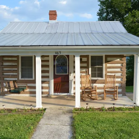 Quaint Historic Log Cabin Overlooking The James River. Отели в г. Ботетот