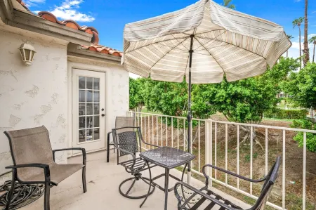 Upgraded Desert Falls Upper Unit Отели рядом с достопримечательностью «Footloose Reflexology Massage»