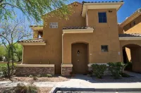 Townhome away from home! Near downtown Chandler/Gilbert. Heated pool and jacuzzi
