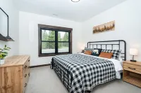 The Retreat-Brand New 5 Bedroom Custom Home-Mt. Rainier - Hot Tub Hotels near La Wis Wis Campground