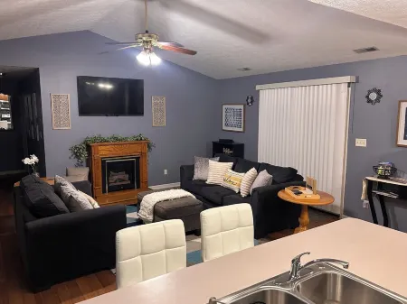 Quiet neighborhood/2 car garage/fire pit/backyard privacy fence/PET FRIENDLY Отели рядом с достопримечательностью «H L Neblett Community Center»