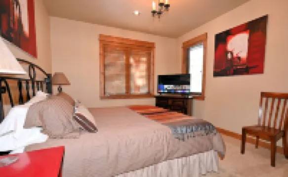 Casa Big Sky - Two Bed Apt in Large Private Home on Groomed Ski Trail