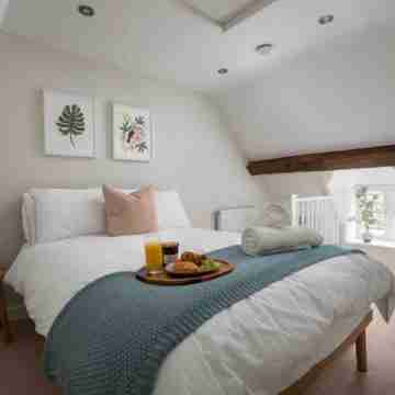 The Cottage, grade 2 listed with parking Rooms