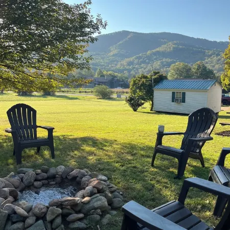 Charming Farmhouse Across from Devils Backbone Brewery. Отели в г. Нельсон