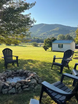 Charming Farmhouse Across from Devils Backbone Brewery.
