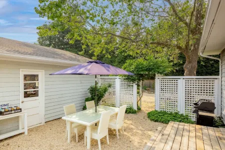 Shelter Island Retreat With Pool ...Close To Beach & Pet Friendly