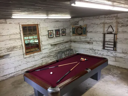 Peaceful Cabin on 8 wooded acres 3 Miles From MSU Campus