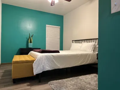 Artistic 2-Bedroom Loft Downtown Hotels in 