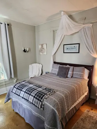 Charming 2-bedroom apartment with AC, WiFi in amazing Liberty